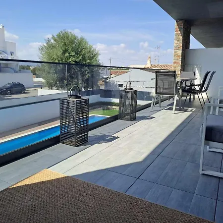 - Beautiful Modern One Bedroom First Floor With Communal Pool דירה
