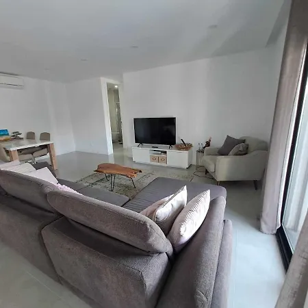 Apartment - Beautiful Modern One Bedroom First Floor With Communal Pool
