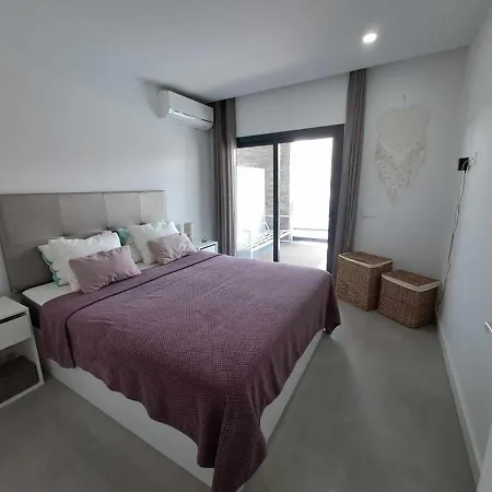 Apartment - Beautiful Modern One Bedroom First Floor With Communal Pool *