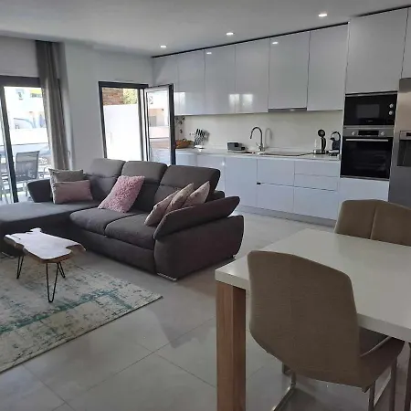 - Beautiful Modern One Bedroom First Floor With Communal Pool *