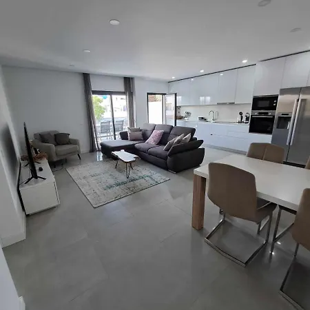- Beautiful Modern One Bedroom First Floor With Communal Pool * טאווירה