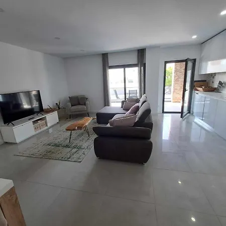 Apartment - Beautiful Modern One Bedroom First Floor With Communal Pool *