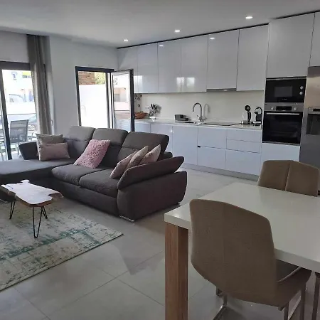 - Beautiful Modern One Bedroom First Floor With Communal Pool *