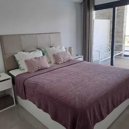 - Beautiful Modern One Bedroom First Floor With Communal Pool Appartement *