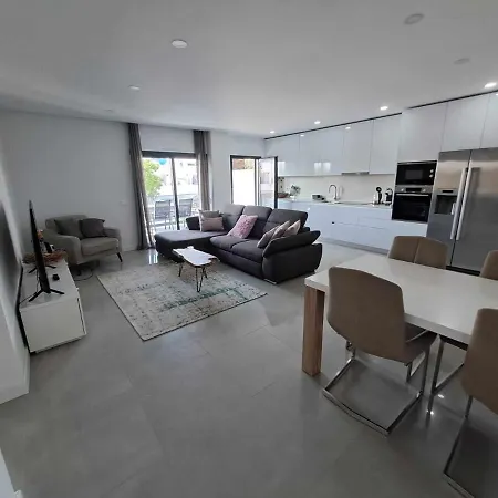Appartamento - Beautiful Modern One Bedroom First Floor With Communal Pool *