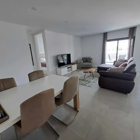 - Beautiful Modern One Bedroom First Floor With Communal Pool Appartamento *